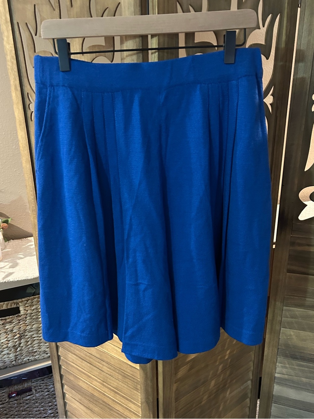 ST. JOHN Collection Marie Gray Santa Knit  Shorts Blue Pleated Pockets
